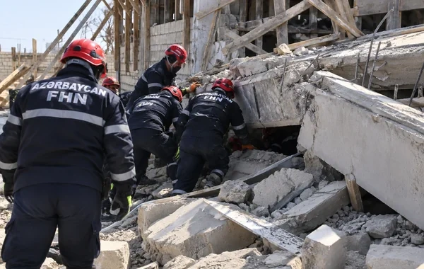 Bakıda ev tikintisi faciə ilə nəticələndi - Foto/Video