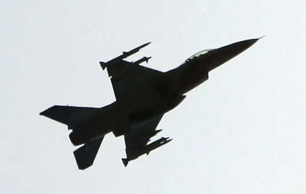 ABŞ "F-16"ları Nyu-York səmasında qadağanı pozan hava gəmisinə müdaxilə edib - FOTO