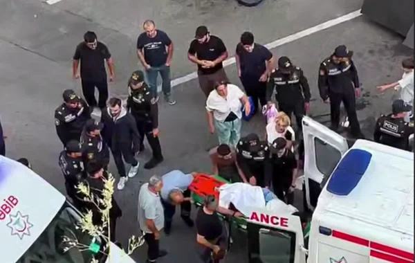 Bakıda nəhəng monitor qadının üstünə aşdı - Video
