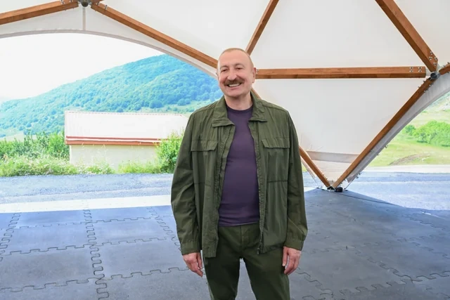 Prezident Kiçik Qaladərəsində görülən işlərlə tanış olub və kəndə qayıdan sakinlərlə görüşüb - FOTO