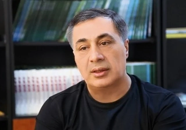 "Nəşriyyatlar yalnız özlərinin gəliri haqqında düşünürlər" - Niyə yazıçılar öz kitablarını küçədə satmalı olurlar?