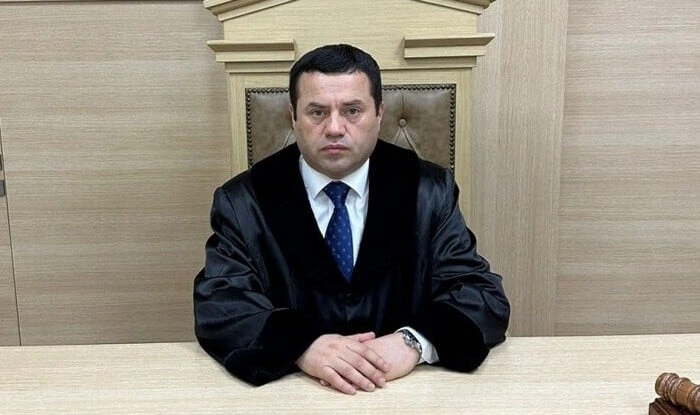 Hakim təqsirləndirilən şəxsin müdafiəçisi rolunda çıxış etdi...