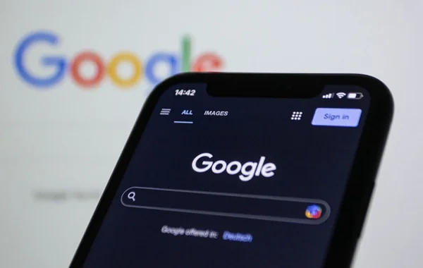 "Google" süni intellekt əsaslı tibbi məsləhət funksiyasını dayandırdı