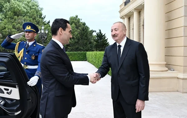 İlham Əliyev Sərdar Berdiməhəmmədovu Bakıda qarşıladı - FOTO