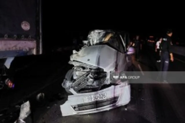 Lənkəranda dəhşətli qəza: "Mercedes Vito" TIR-a çırpıldı, ölənlər var - FOTO
