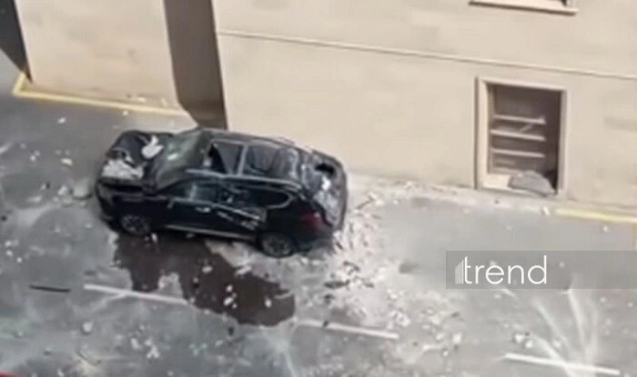 Bayılda binanın fasadı qopdu - Video