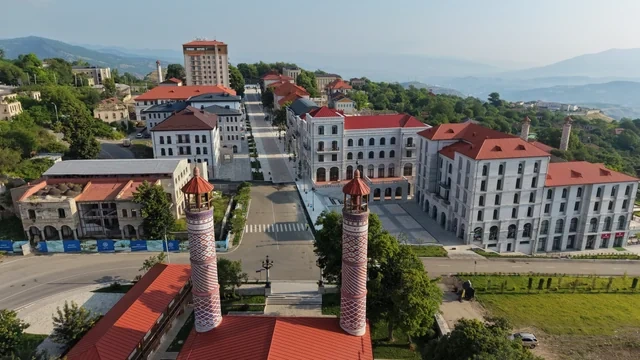 Prezident Şuşanın Qarabağ küçəsində həyata keçirilmiş işlərlə tanış olub - FOTO