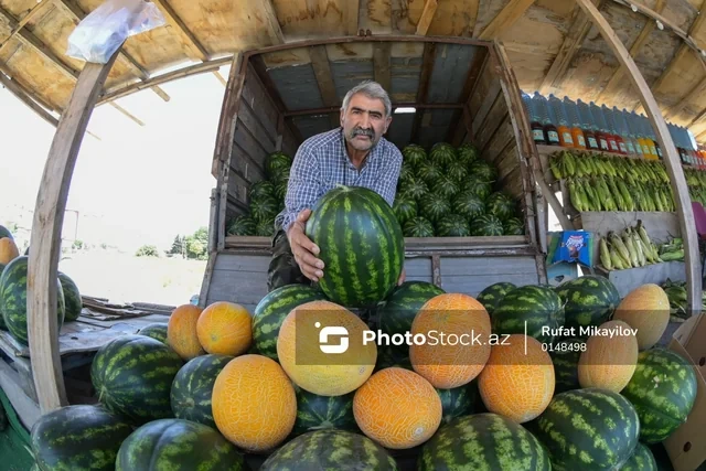 Günəş altında alıcı gözləyən satıcılar: Yayın zəhmət dolu mənzərəsi - FOTO