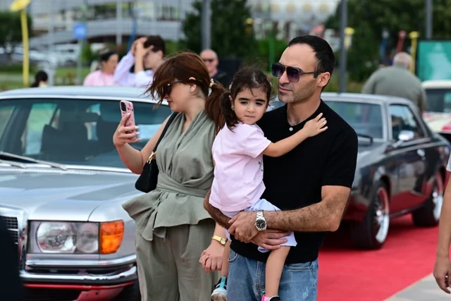 Bulvarda klassik avtomobillərin sərgisi keçirilir - FOTO