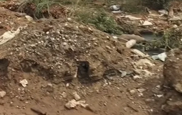 Abşeronda kanalizasiya sularının yola axması ciddi narazılıq yaradıb - VİDEO