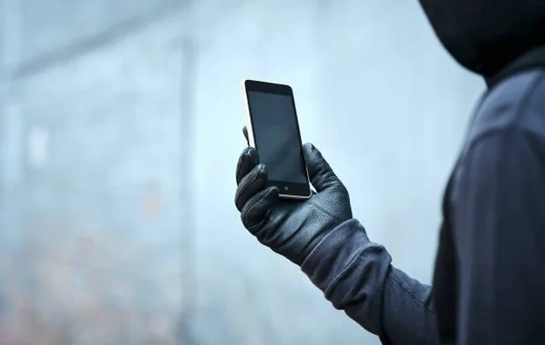 Telefon oğurladı, satıb pulunu nənəsinə xərclədi