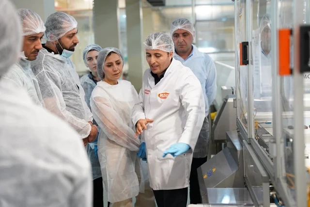 Media nümayəndələri "Made in Azerbaijan" brendini dünyaya tanıdan "Ulduz" fabriki ilə tanış olublar - FOTO