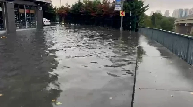 İstanbul küçələrində sel: Həyat iflic oldu - FOTO