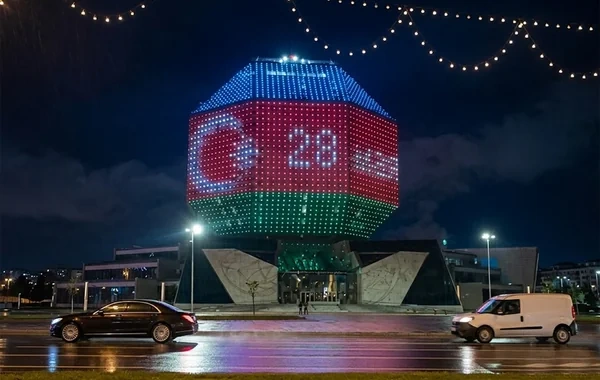 Belarusda kitabxana binası Azərbaycan bayrağının rəngləri ilə işıqlandırıldı - VİDEO