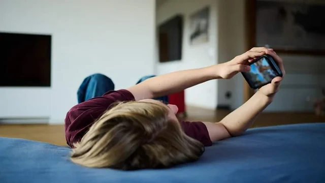 "Meta" uşaqların psixologiyasına zərərə görə yarım milyarddan çox CƏRİMƏLƏNDİ