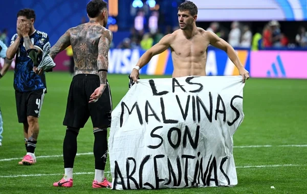 Azarkeşlərə qadağa qoyuldu, Argentina oyunçuları plakat qaldırdılar - VİDEO