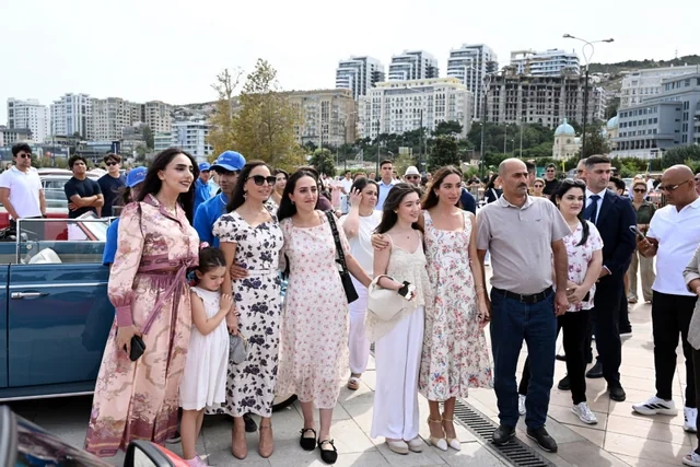 Leyla Əliyeva və Arzu Əliyeva klassik avtomobillərin yürüşü və sərgisini izləyiblər - FOTO