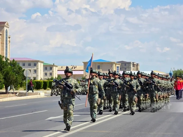 Naxçıvan, Gəncə və Sumqayıtda Azərbaycan Ordusunun 108 illiyi münasibətilə hərbi yürüşlər keçirilir - FOTO