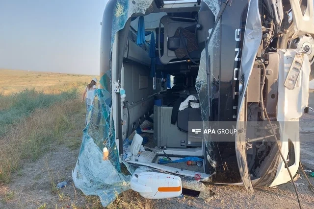 Bakı-Qazax yolunda ağır qəza: Sərnişin avtobusu aşdı, 30-dan çox yaralı var - FOTO