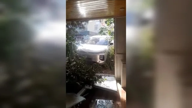 Sumqayıtda qəza: Minik avtomobili restorana çırpıldı - FOTO