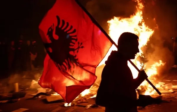 Albaniyada 130 gündən çoxdur davam edən etirazlar iğtişaşlara çevrildi