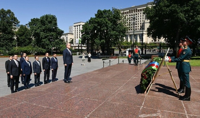 Bayramov Moskvada "Naməlum əsgər"i ziyarət etdi