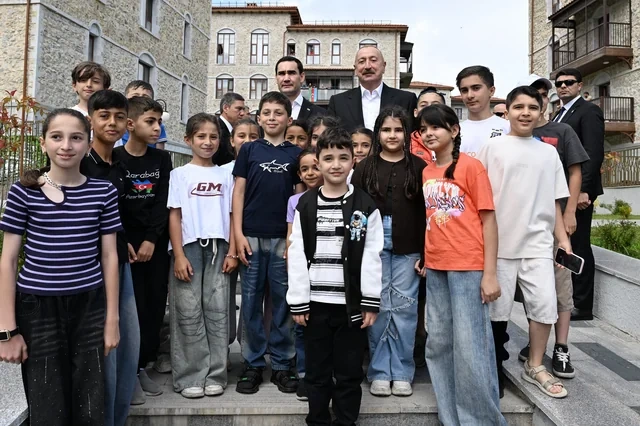 İlham Əliyev Sərdar Berdiməhəmmədov Şuşa şəhərində inşa edilmiş birinci yaşayış kompleksində olublar - FOTO