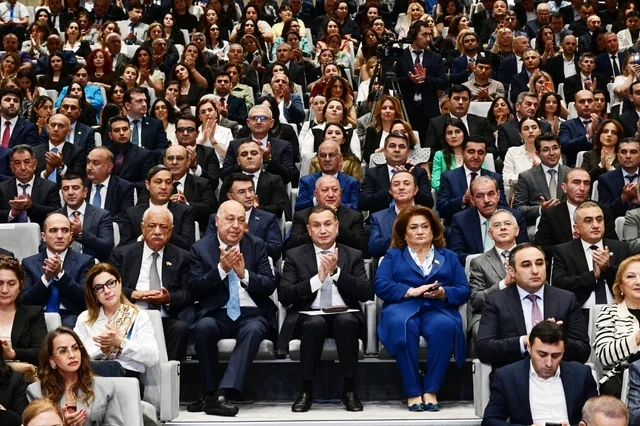 Azərbaycan həmkarlar ittifaqlarının yaradılmasının 121-ci ildönümü qeyd olunub - Foto