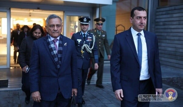Çauhan 7 gündür İrəvandadır: silahlara baxdı - Video