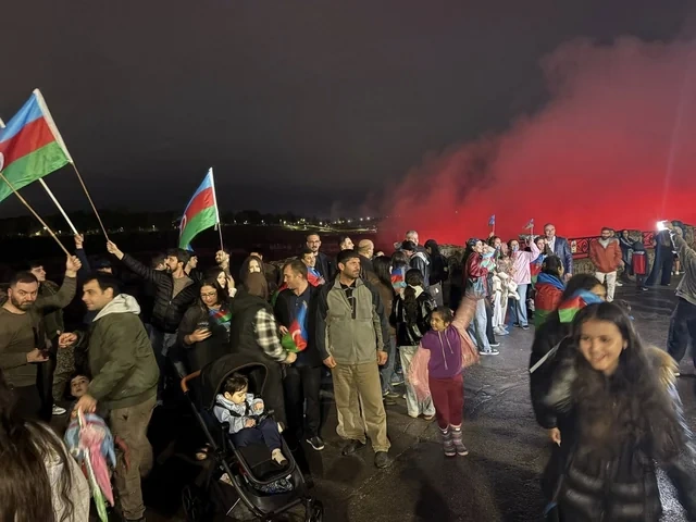 Niaqara şəlaləsi Azərbaycan bayrağının rəngləri ilə işıqlandırıldı - VİDEO