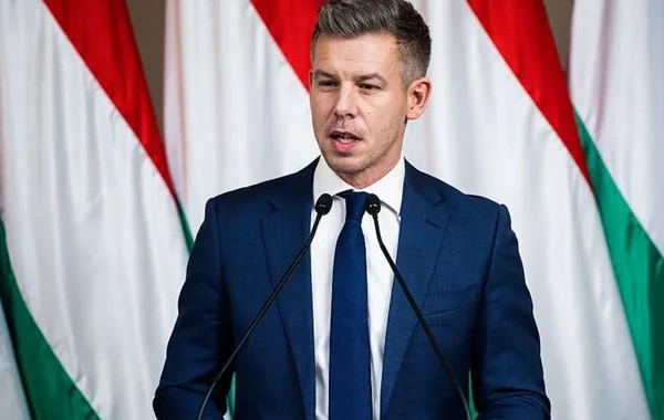 Macarıstanın baş naziri Ərdoğanın hədiyyə etdiyi tapançanı göstərdi - FOTO