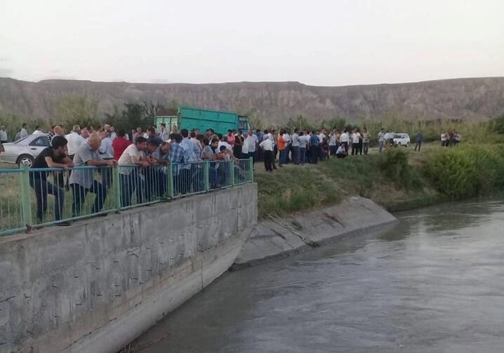 Su kanalı yarıldı: Həyətlər su altında qaldı - Video