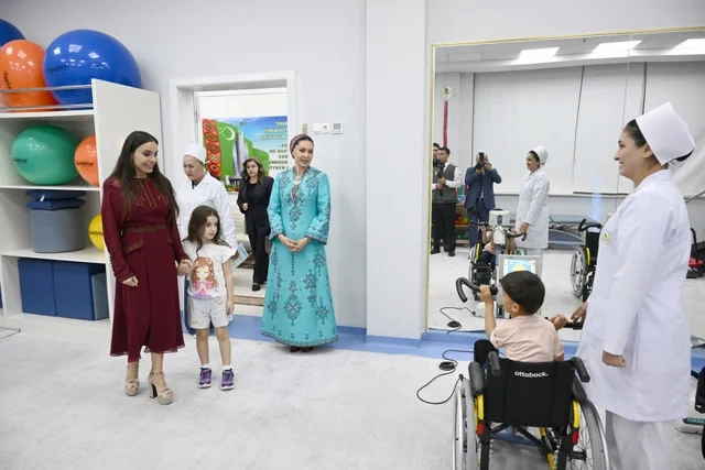 Leyla Əliyeva Arkadağ şəhərində Uşaq Sağlamlığı və Reabilitasiya Mərkəzinin fəaliyyəti ilə tanış olub - Foto