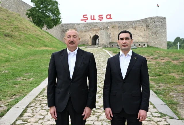 Prezidentlər Şuşada Azərbaycanın tanınmış şəxsiyyətlərinin işğal dövründə güllələnmiş büstlərinə baxıblar - FOTO