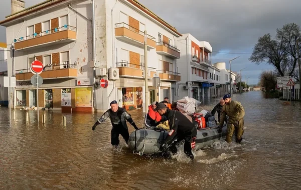 Portuqaliyada daşqınlar zamanı azı 16 nəfər ölüb