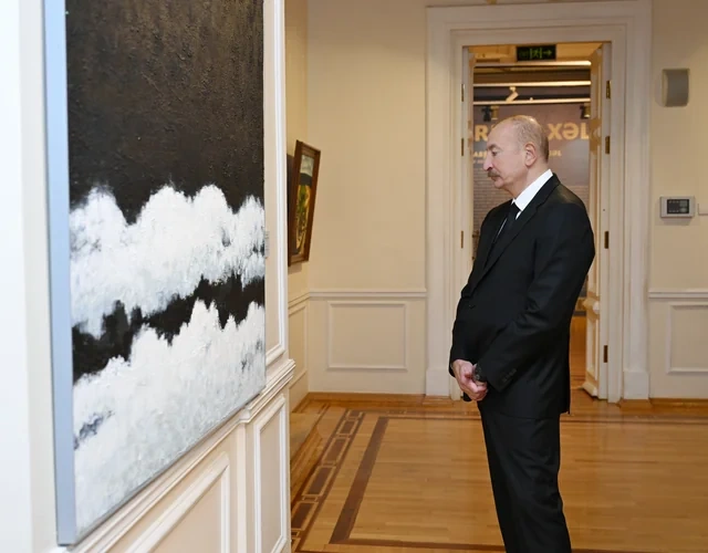 İlham Əliyev, Mehriban Əliyeva və ailə üzvləri "Mənim Abşeronum: Üstə gəl" adlı retrospektiv sərgi ilə tanış olublar - Foto
