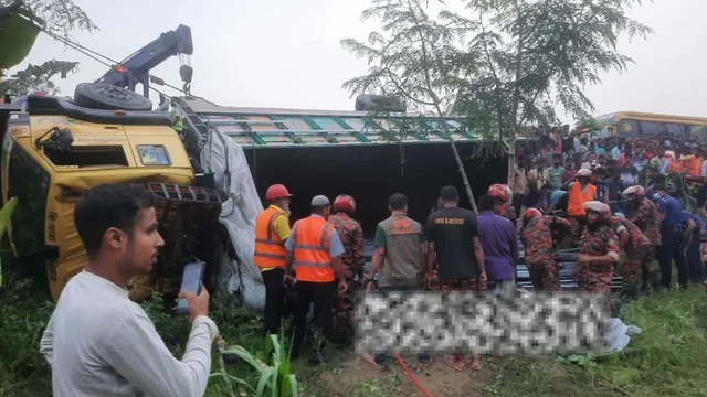 Banqladeşdə Qurban bayramına gedənlər qəzaya düşdülər: 15 ölü, 6 yaralı - FOTO - VİDEO