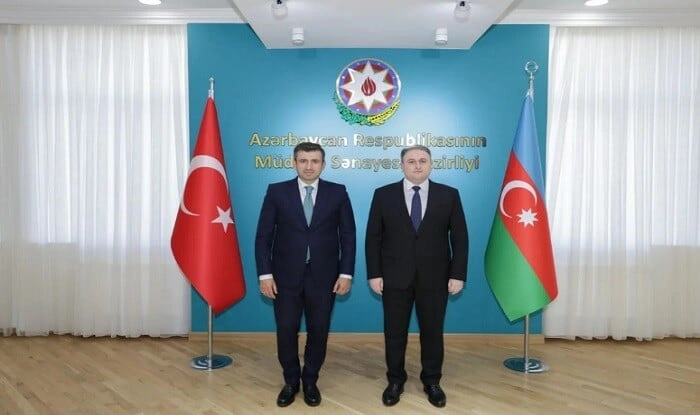 Mustafayev Bayraqdarla hərbi əməkdaşlığı müzakirə etdi