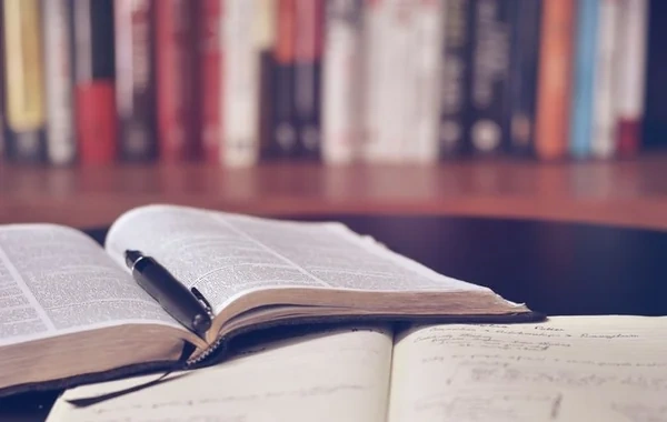 "İnsanları işlədirlər, pulunu vermirlər" - Kitab sektorunda qalmaqallı İDDİALAR