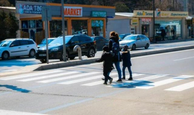 Bakıda piyadalar ölümdən son anda xilas oldu - Video