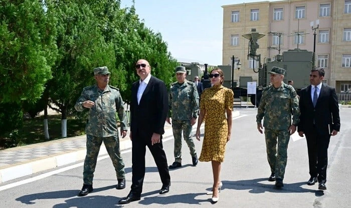 Prezident Döyüş bayraqlarının verilməsi mərasimində