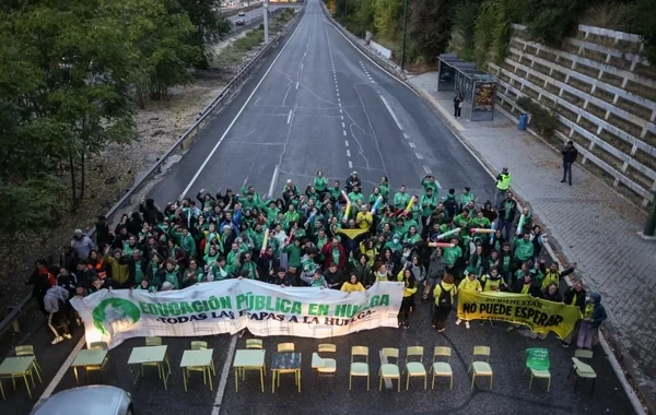 Madriddə müəllimlərin etirazları: Magistral yolu bağladılar - Video