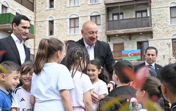 Prezident İlham Əliyevin Şuşa səfərində uşaqlarla səmimi görüşü - VİDEO