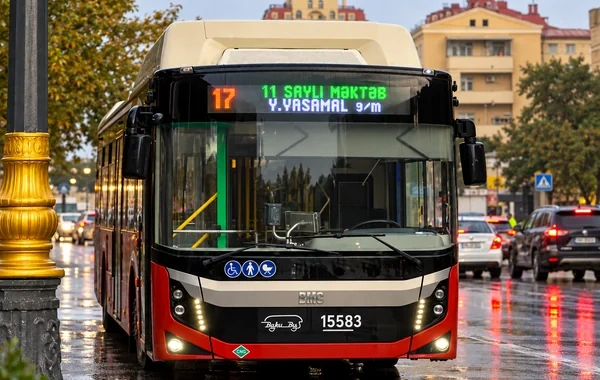 Bakıda avtobus böhranı: "Uzun müddət gözləyirik, gələndə də dolu olur" - FOTO