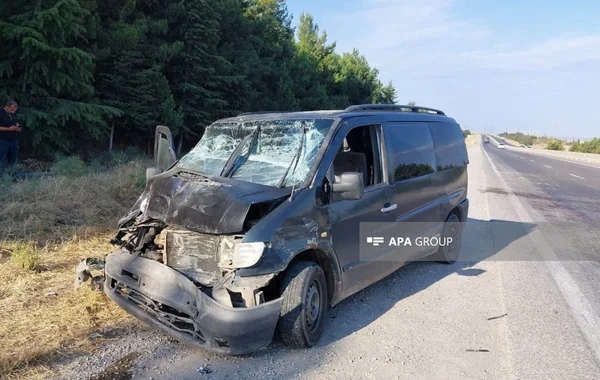 Hacıqabulda mikroavtobus qəzaya uğradı: Xəsarət alanlar var - FOTO