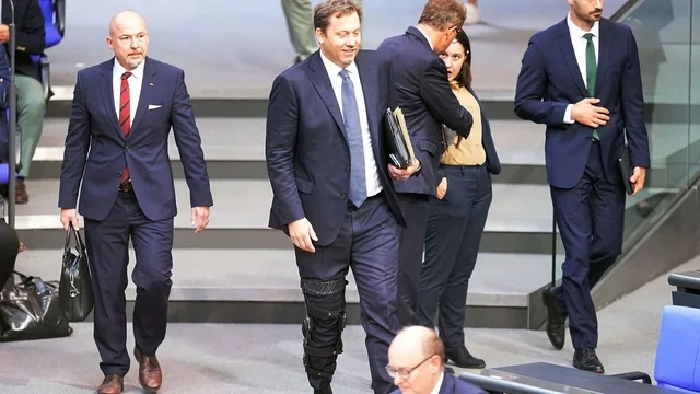 Almaniyanın vitse-kansleri Lars Klinqbeyl idmanla vidalaşdı - FOTO