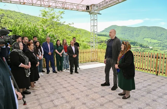 İlham Əliyev Şuşanın Böyük Qaladərəsi kəndində görülən işlərlə tanış olub, sakinlərlə görüşüb