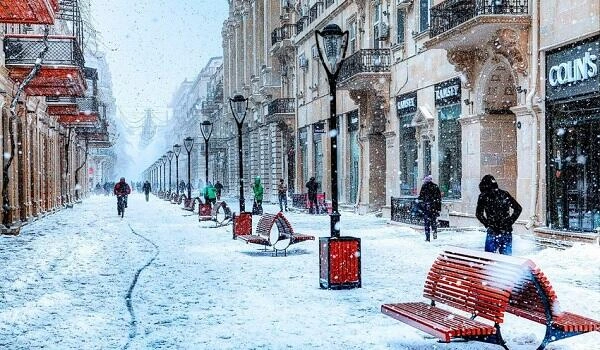 Bakıya qar yağır - Video