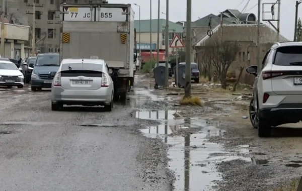 Yol yararsız vəziyyətdə, avtobus xətti isə bağlı: Yarımçıq qazıntı Abşeronda sakinləri cana yığıb - VİDEO