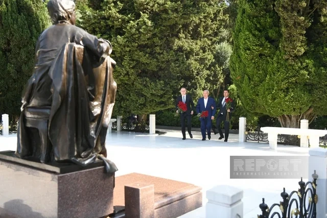 XİN-in kollektivi Fəxri və Şəhidlər xiyabanlarını ziyarət edib - FOTO